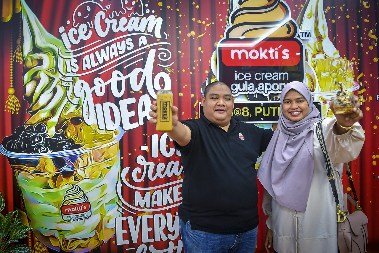 Siti Fatimah bersama suaminya, Pengiran Muhammad Adil tidak menyangka aiskrim gula apong yang menjadi makanan kegemaran beliau kini menjadi sumber pendapatan. -  Gambar Bernama